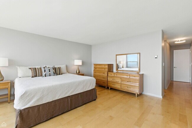 Building Photo - 1700 E 56th St