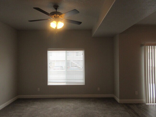 Building Photo - 3 bed -2.5 bath - Newer townhome in the he...