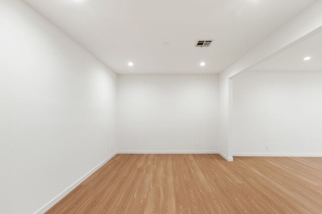 Building Photo - Beverly Hills Prime Location - 2 bed 2.5 bathroom