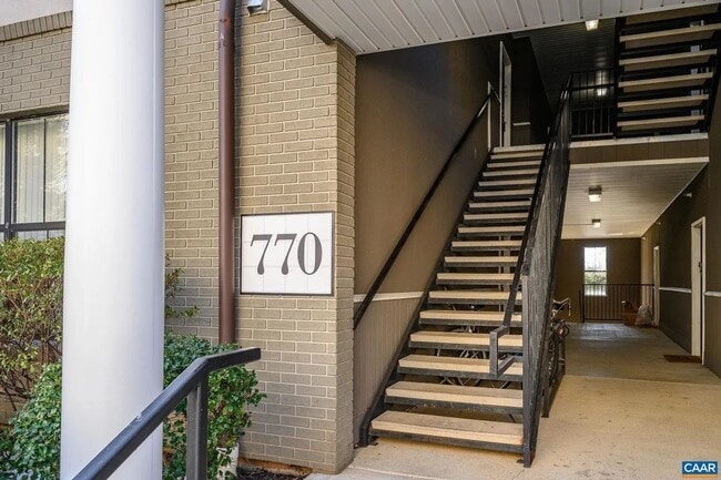 Building Photo - Fabulous 1BR condo in popular Walker Square