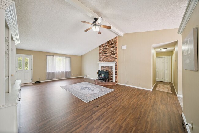 Building Photo - House for Rent 3 Bedrooms 2 Bath !!!!!