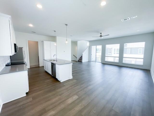 Building Photo - 2050 Lohmans Spur Rd