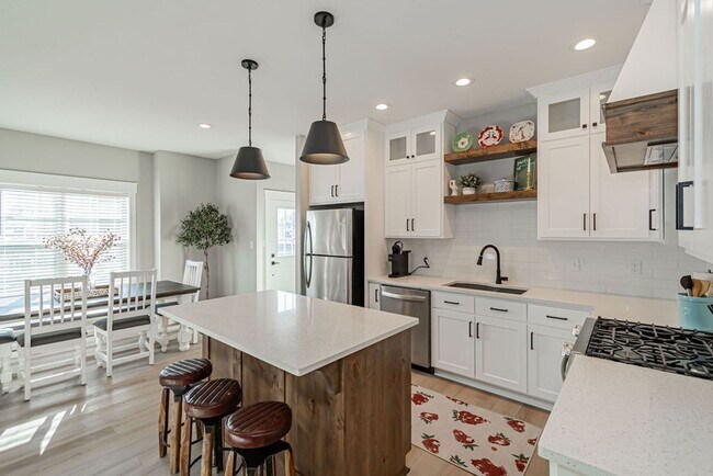 Building Photo - Fully Furnished Townhome – Utilities & WiF...