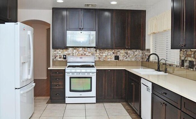 Building Photo - 3 Bedroom 2 Bathroom House