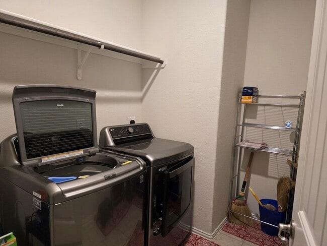 Building Photo - 6911 Longfellow Ranch Rd