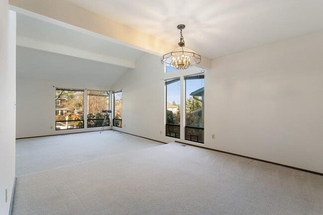 Building Photo - 4 bedroom in Bellevue WA 98008