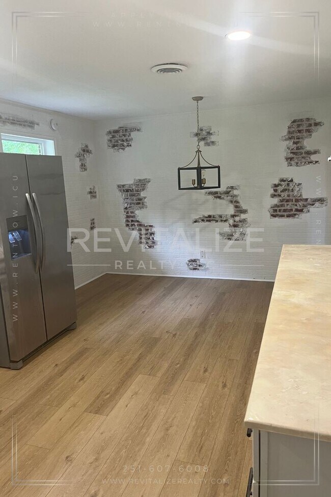 Building Photo - Beautiful 3 bedroom 1 bathroom on Dauphin ...