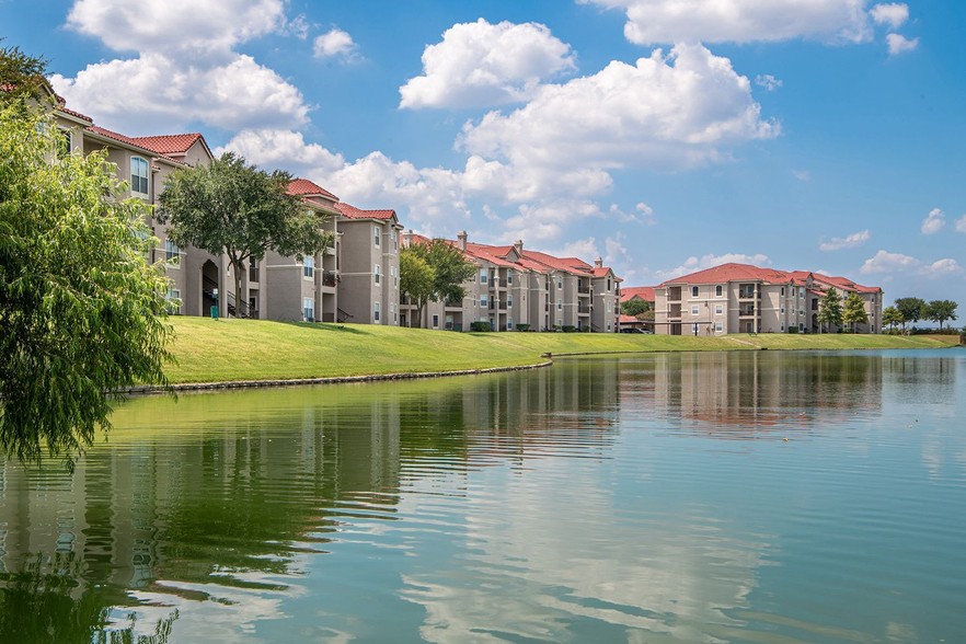 Building Photo - Crescent Cove At Lakepointe