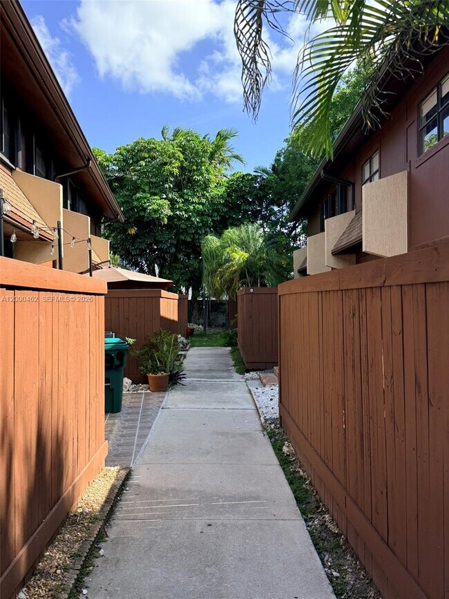 Building Photo - 6621 SW 116th Pl