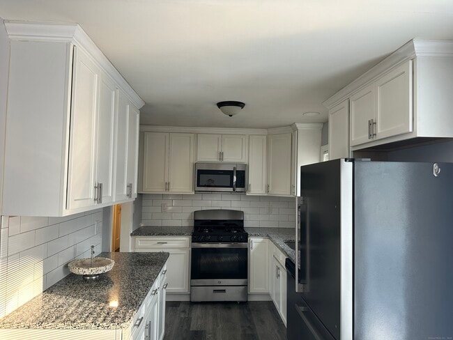 Building Photo - 484 Meriden Ave