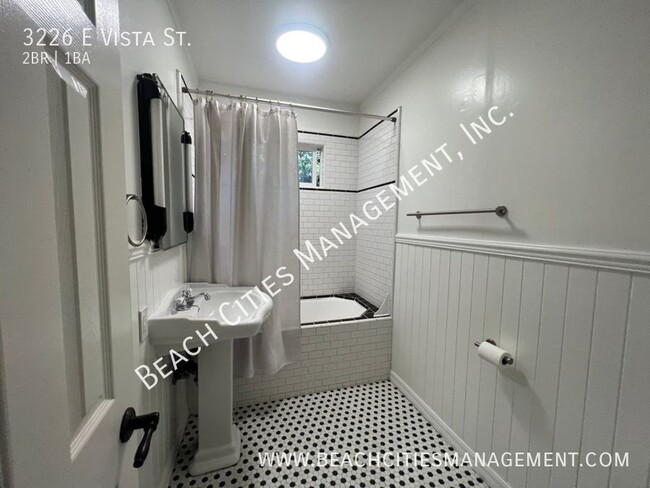 Building Photo - 3226 E Vista St