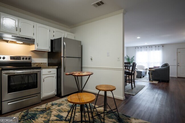 Building Photo - 210 E Cloverhurst Ave