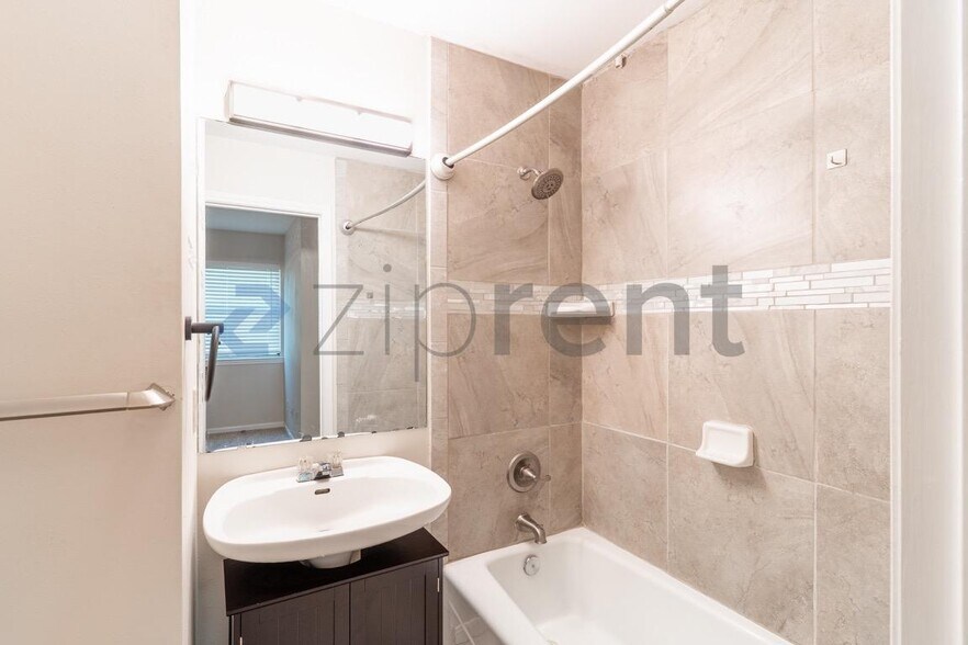 Building Photo - Unit B