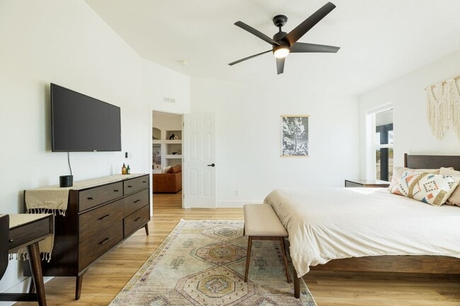 Building Photo - Beautiful 5 Bedroom 4 Bathroom with AMAZING VIEWS!!