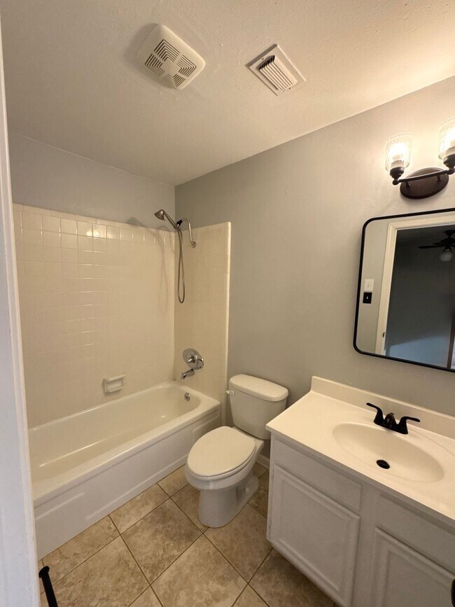 Building Photo - Town Home