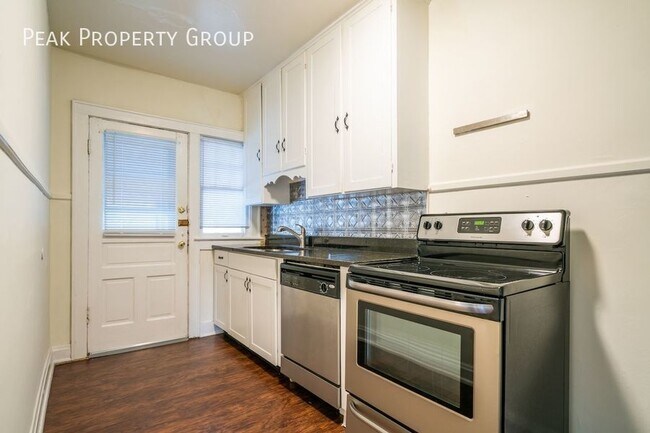 Building Photo - Available in October! Located in Grandview...