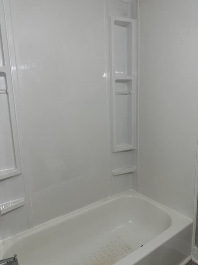 Building Photo - 1 bedroom - Bath