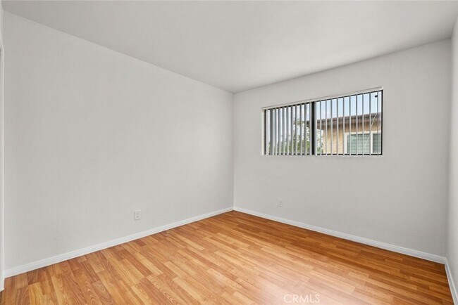 Building Photo - 13861 Vanowen St