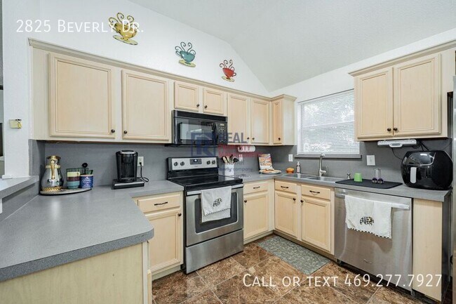 Building Photo - 2825 Beverly Dr