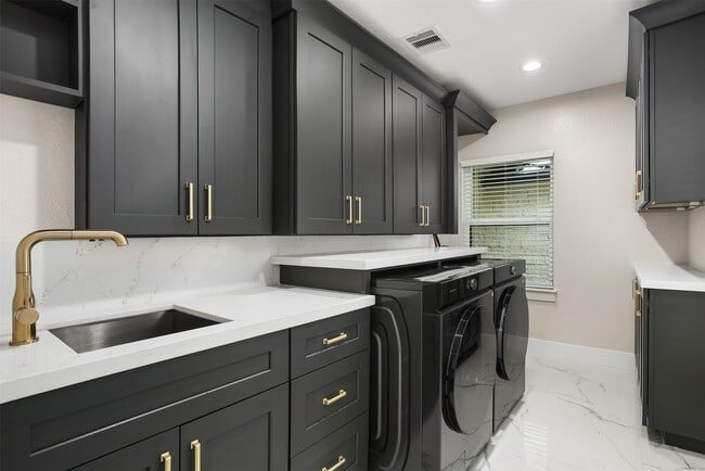 Building Photo - 4002 Dixie Farm Rd