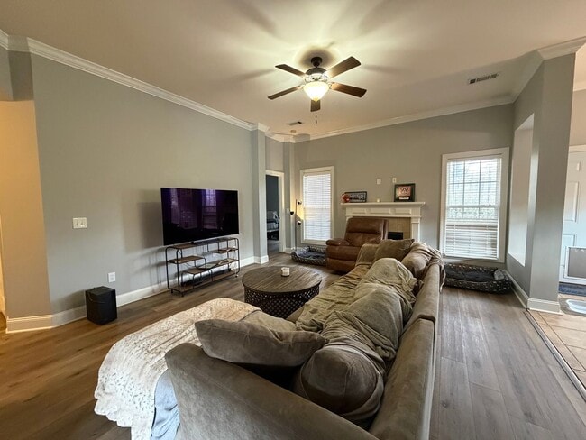 Building Photo - 617 Carpenter Way