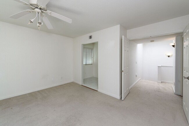 Building Photo - Convenient, Spacious Townhome for Rent in ...