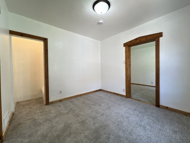 Building Photo - 943 High Bluff St