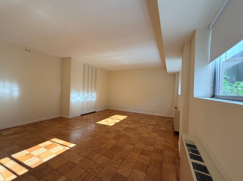 Building Photo - 16 Monmouth Ct