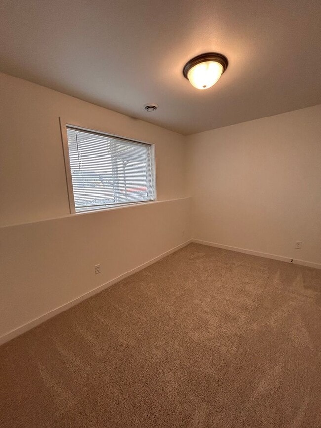 Building Photo - 3 Bed 3 Bath TownHome