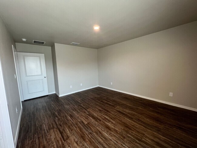 Building Photo - Pre leasing for July: Upland West.