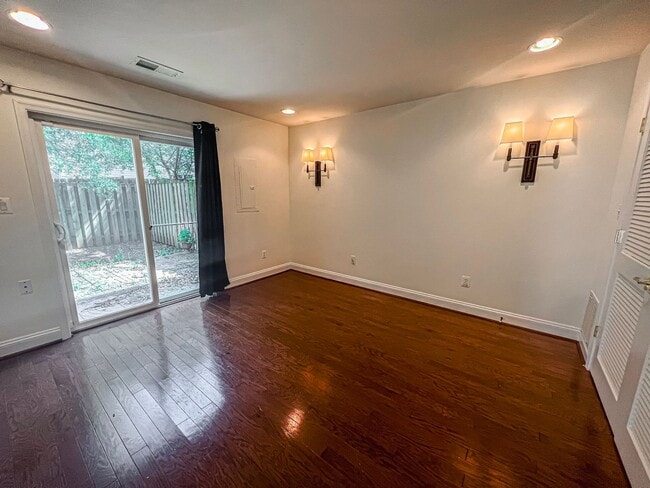 Building Photo - Huge 3 Bedroom 2.5 Bathroom Brick Townhome...