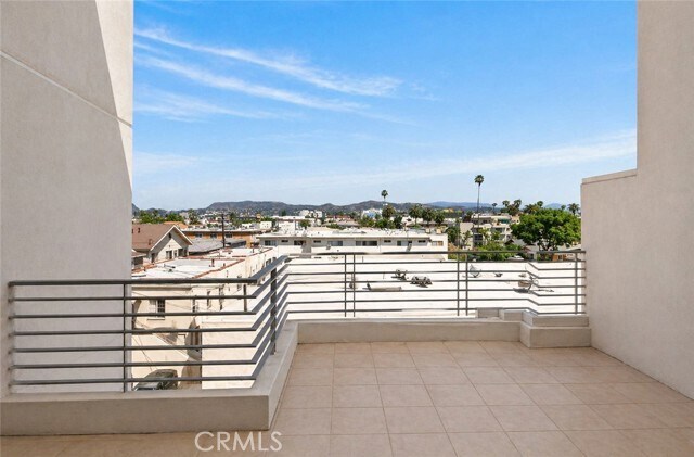 Building Photo - 401 N Serrano Ave