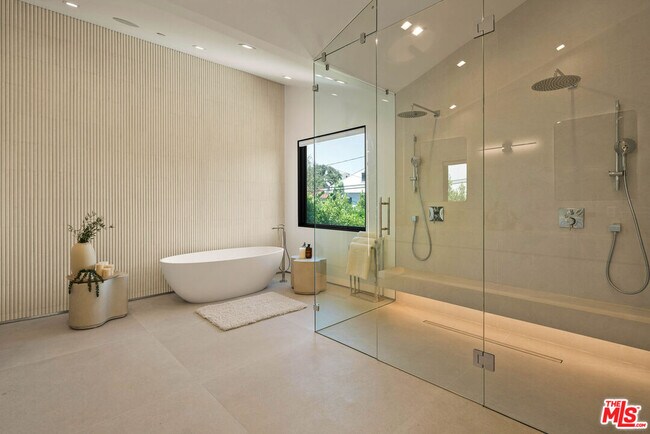 Building Photo - 1130 N Poinsettia Pl