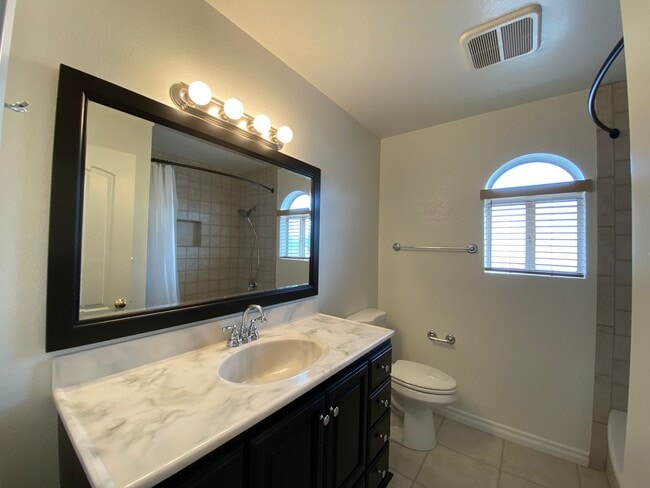 Building Photo - Bright and Spacious 2 Bed/1.5 Bath South O...