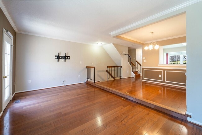 Building Photo - Great 3 BD 3.5 BA Townhome in a great location!