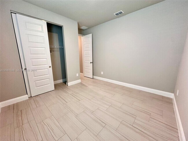 Building Photo - 9035 Dahlia Cir
