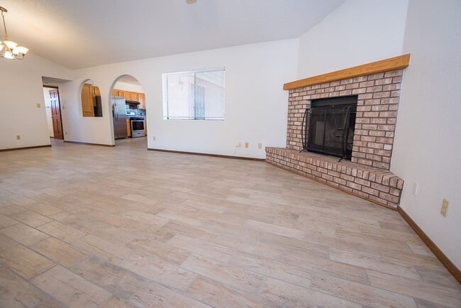 Building Photo - Large Home in Quiet Area, 3 Bedroom, 2 Bat...