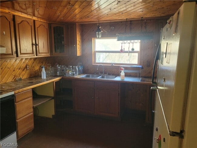 Building Photo - 8230 Tolles Dr