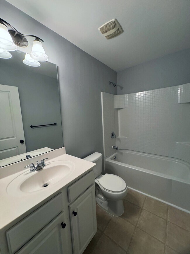 Building Photo - 1545 Oldenburg Dr