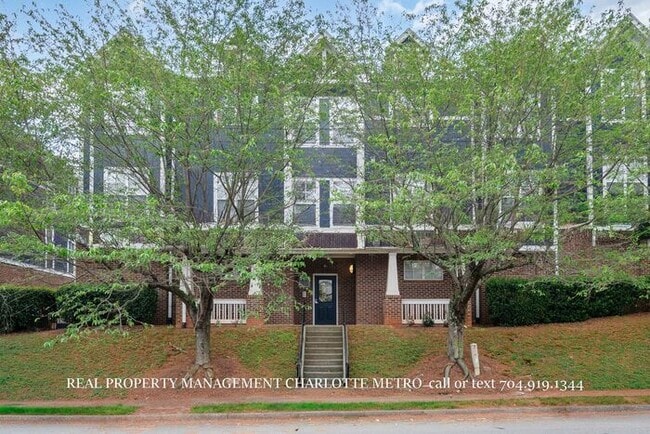 Building Photo - Charming 2 Bed, 2 Bathroom city Retreat Near Uptown Charlotte & Greenway Access