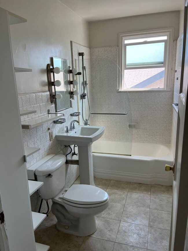 Building Photo - 1437 Lucile Ave