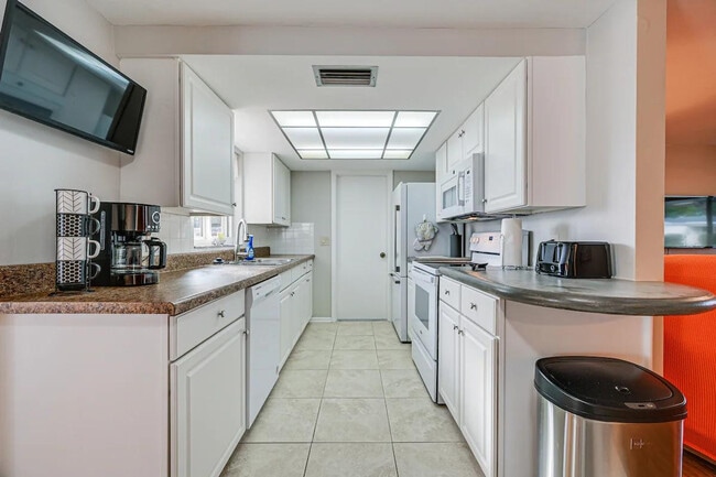 Building Photo - 7536 Topay Ln