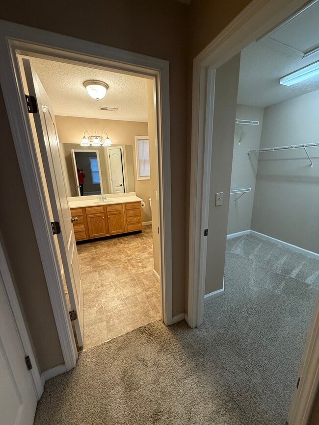 Building Photo - 9907 Thunderbolt Way