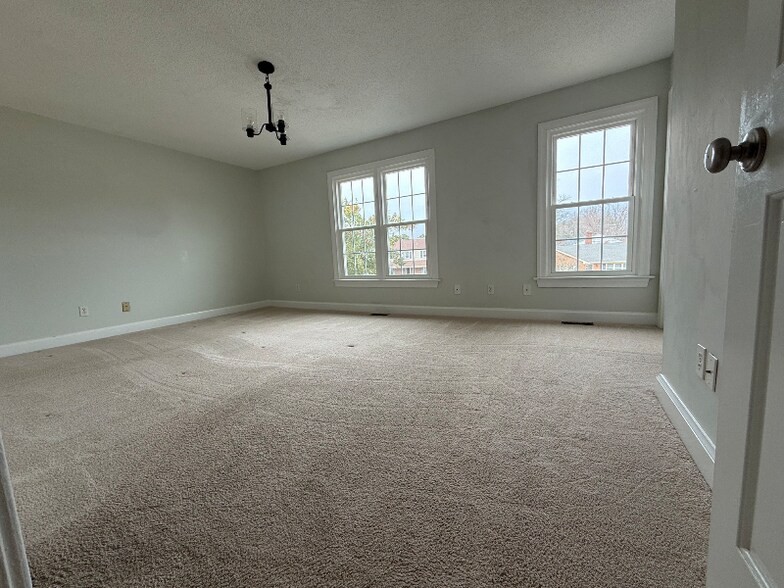 Building Photo - 658 Lord Dunmore Dr