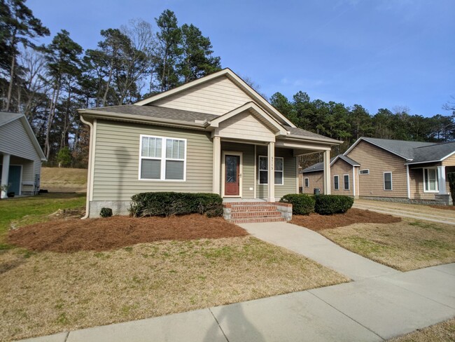 Building Photo - Beautiful 3 bedroom 2 Bath Home