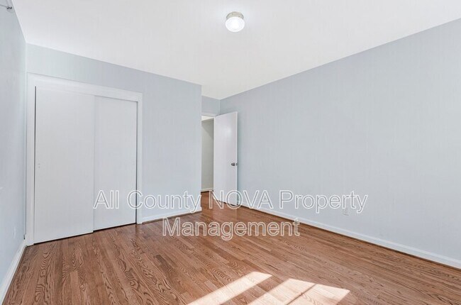 Building Photo - 3160 Ravenwood Dr
