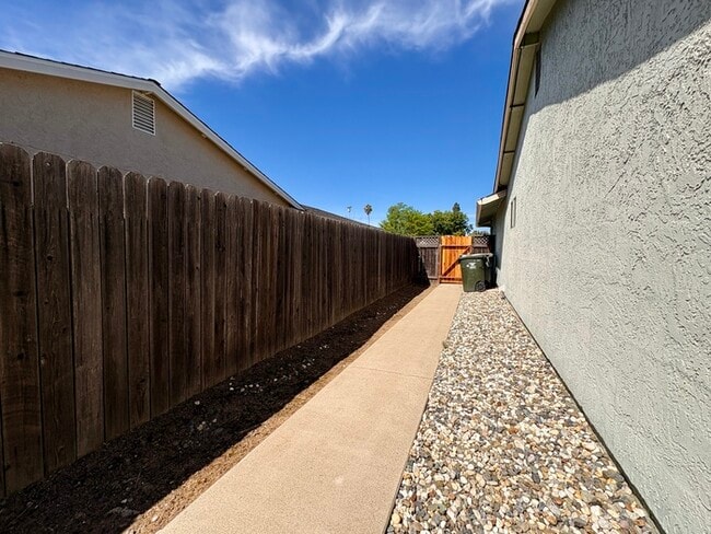 Building Photo - Beautiful 3 Bedroom, 2 full bathroom single story with HUGE backyard! For rent in Sacramento