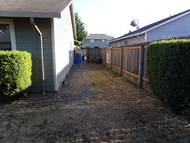 Building Photo - Three Bedroom on quiet cul-de-sac!