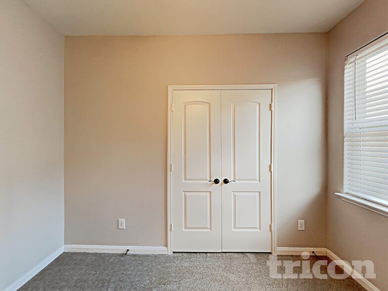 Building Photo - 2312 Redbud Dr