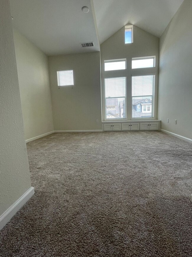 Building Photo - Great Location Spacious 3 Bedroom Townhous...